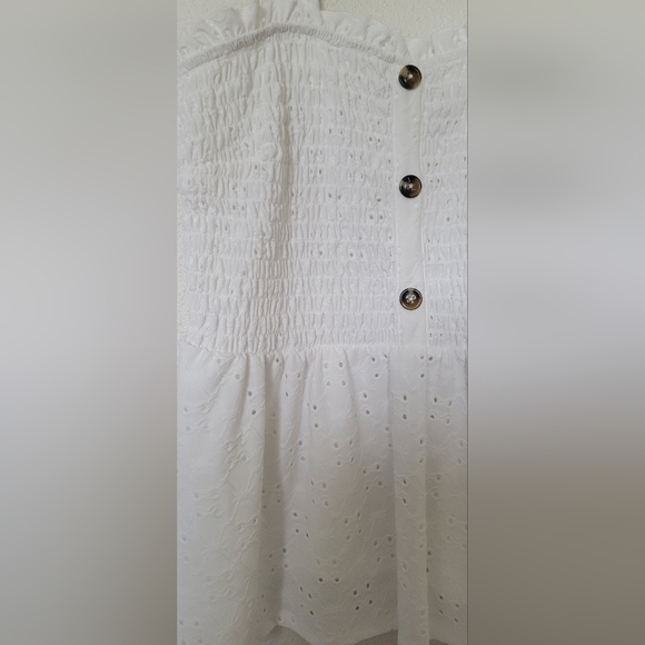 WALLFLOWER sleeveless blouse with button details. Size large - Picture 2 of 5